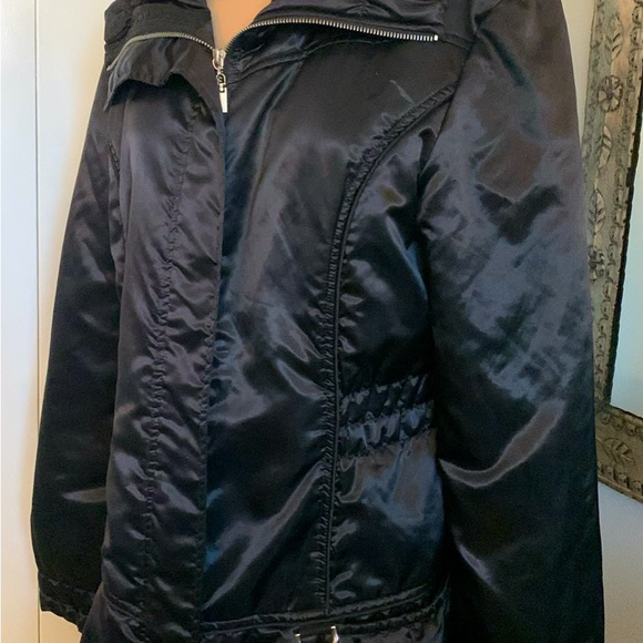 JACKET BLACK SATIN PUFFER STYLE WITH FANCY COLLAR AND BACK. SIZE LARGE - Picture 3 of 7